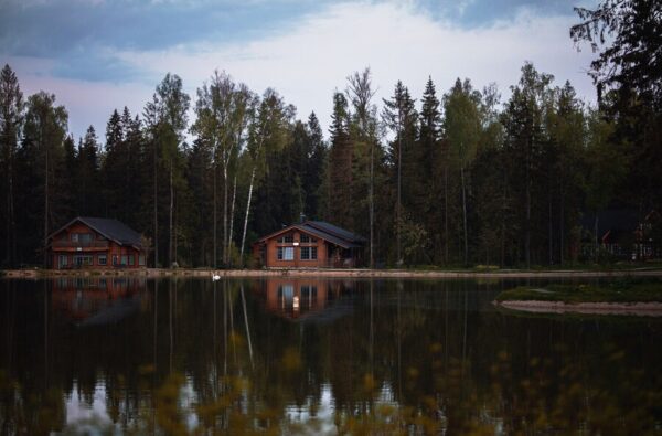 Cabins and Cottages: Rustic Elegance on the Lakeshore